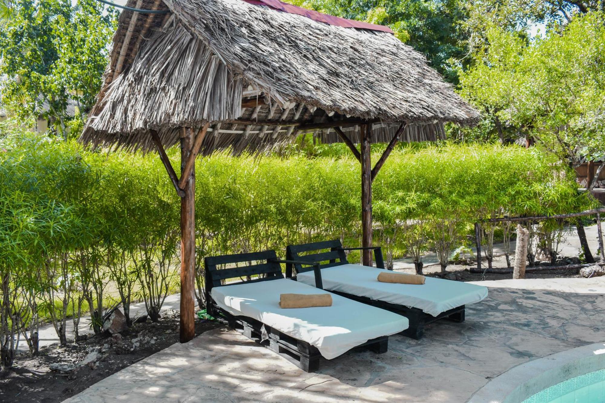 African Hut Tiny Cottage 디아니 해변 외부 사진